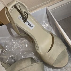 Size 5.. Steve Madden Wedge..Nude